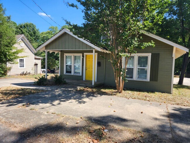 Building Photo - 311 E Narroway St