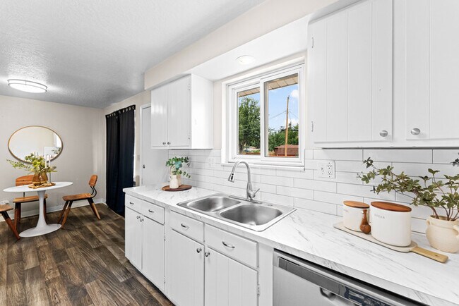 Building Photo - Spacious 4 Bedroom, 2 Bath Home on Boise Bench!