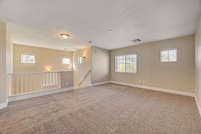 Building Photo - Stunning Northwest three bedroom w/ a loft!