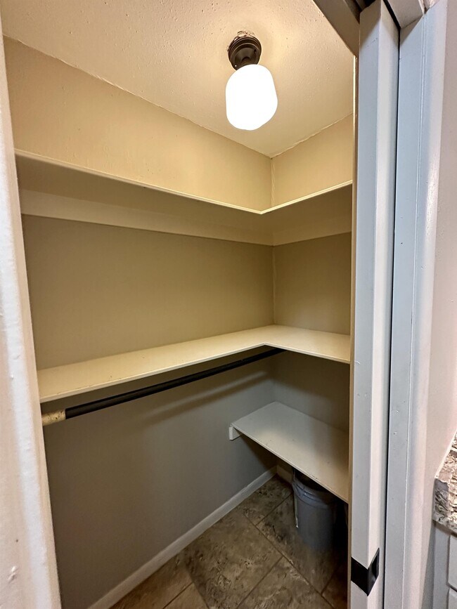 Building Photo - 1926 Laurelwood Dr