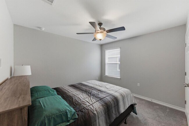 Building Photo - 2009 Los Olivios Wy