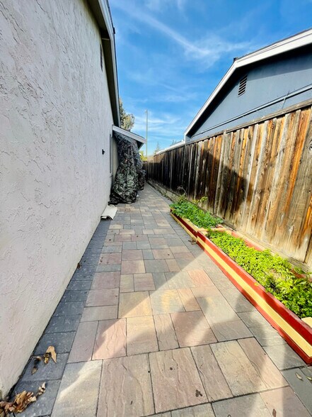 Building Photo - 2642 Aborn Rd