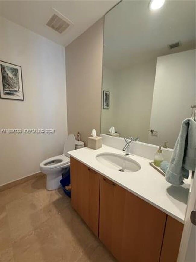 Building Photo - 16001 Collins Ave