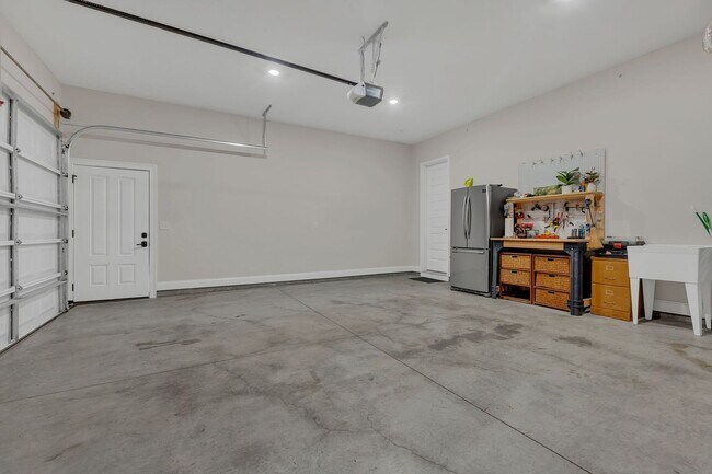 Building Photo - Rent Unfurnished or Fully Furnished - 4 Be...
