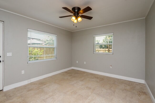 Building Photo - Updated Single Family Guest House!