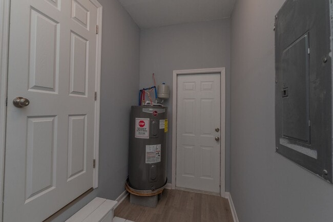 Building Photo - Updated 3 bed/2 bath home for lease in Old...