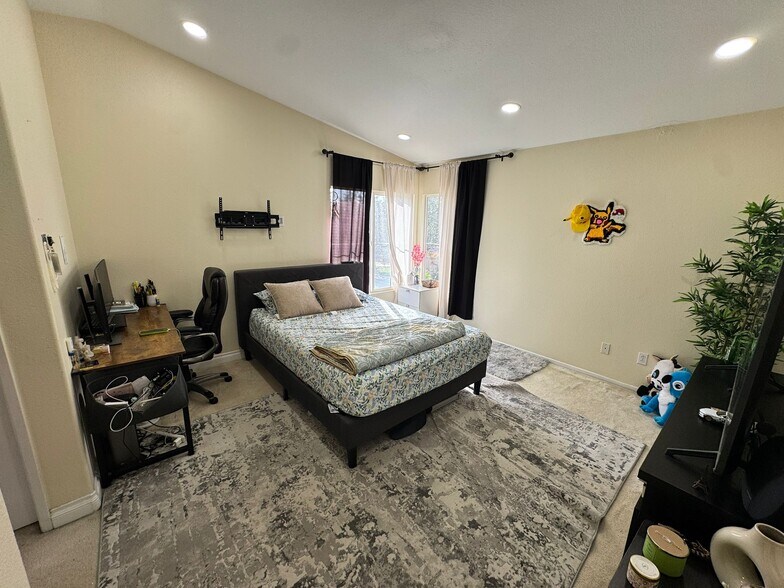 Master bedroom - 9510 Compass Point Dr S