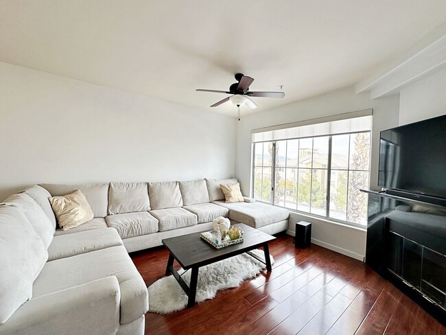 Building Photo - FULLY FURNISHED 1 BEDROOM CONDO IN GATED C...