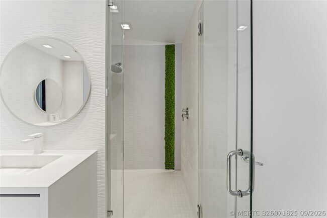 Building Photo - 5959 Collins Ave