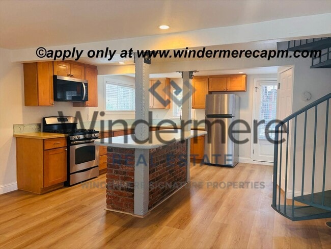 Building Photo - Charming, Bright & Clean 2-Story Home with...