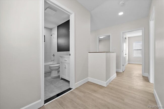 Building Photo - 16200 Parkside St