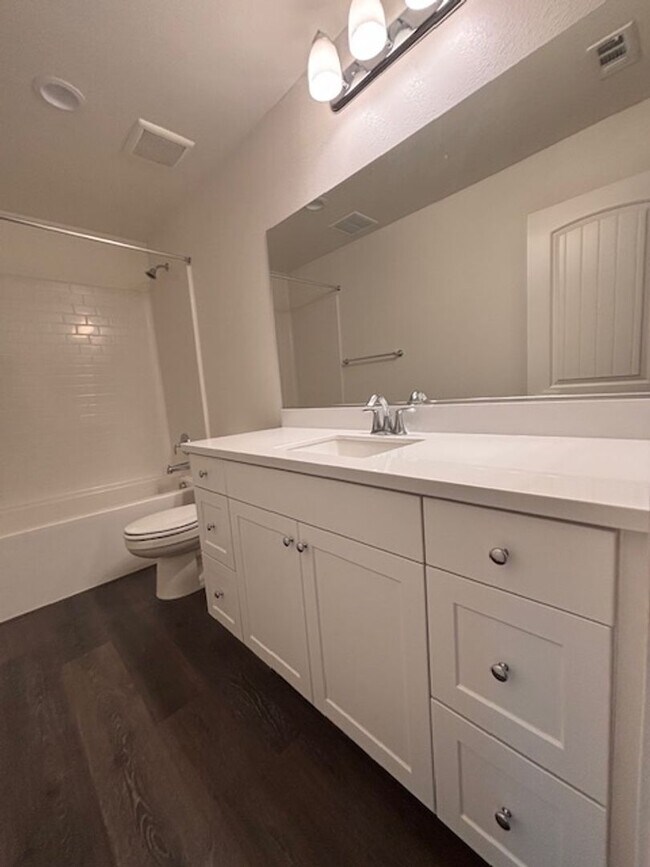 Building Photo - Welcome home to this beautiful Murrieta Town Home!