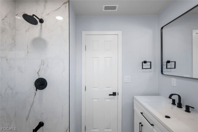 Building Photo - 1389 Pine Ave