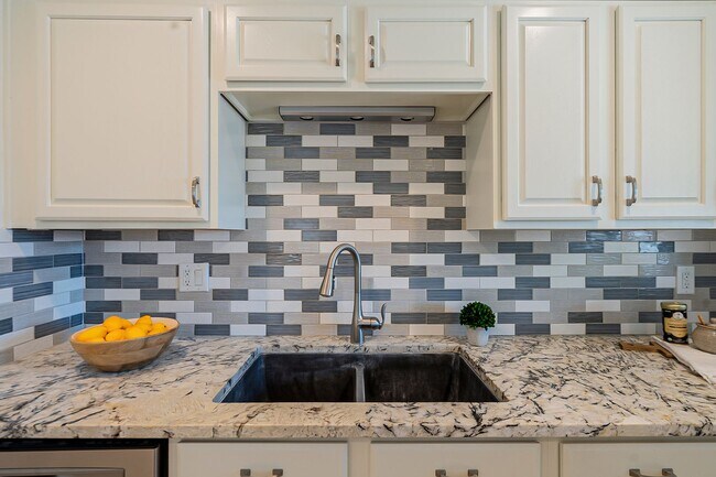 Building Photo - Scottsdale Home that has everything you need!