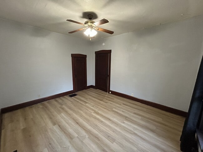 Building Photo - 406 S College Ave