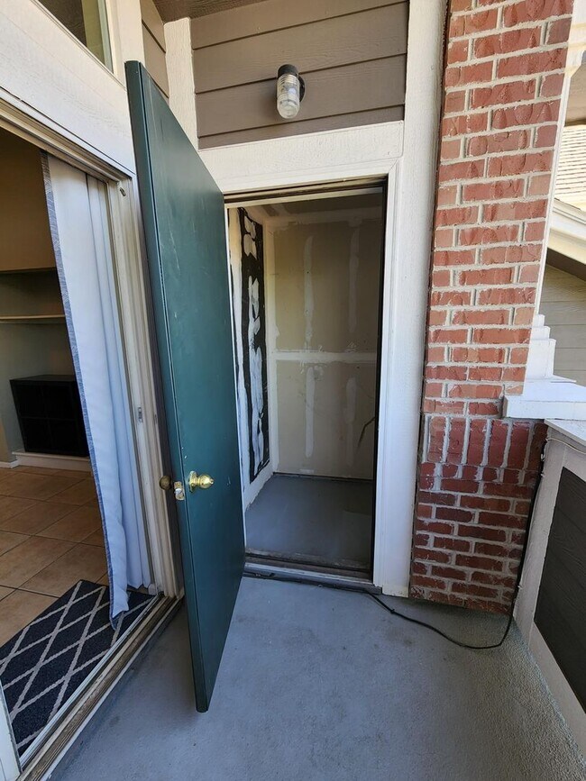 Building Photo - 2 Bed 2 Bath Condo With Balcony!