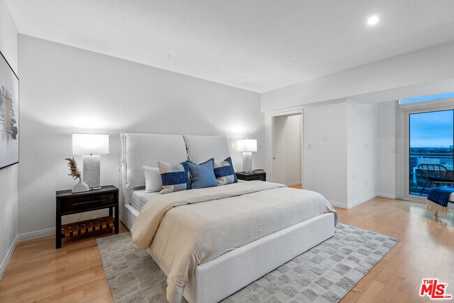 Building Photo - 13600 Marina Pointe Dr
