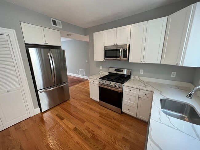 Building Photo - Renovated 4 bed 2 baths in Somerville.... Don't miss out!