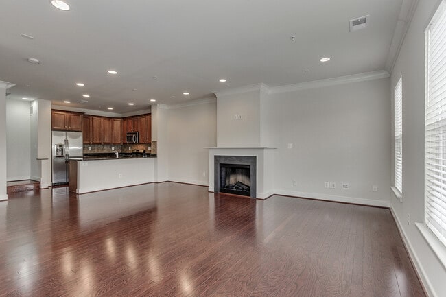 Building Photo - Gorgeous Townhome/Great Location!