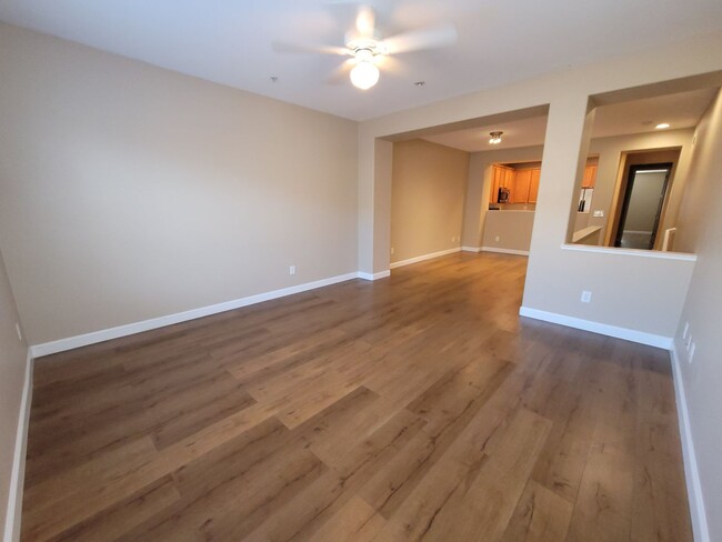 Building Photo - Elk Grove Condo Condo