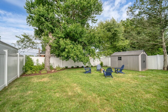 Building Photo - WINTER RENTAL Fully Furnished 2 Bedroom Co...