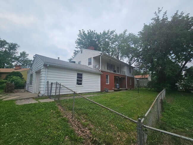 Building Photo - 800-802 E 75th Terrace