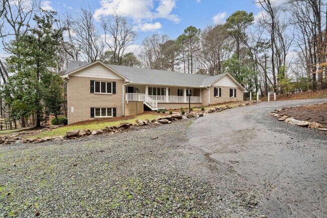 Building Photo - Spacious and Unique 5-Bedroom Home in Chapel Hill!