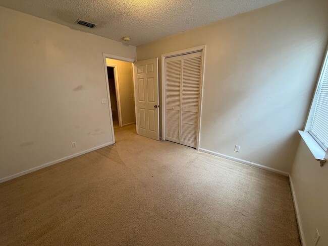 Building Photo - 150 Lakemont Dr