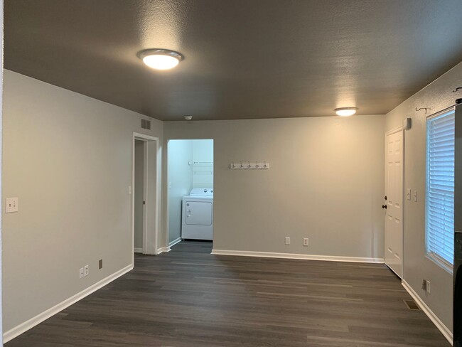 Building Photo - This charming unit has been freshly update...