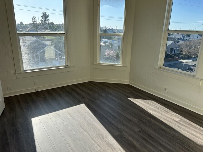 Building Photo - Spacious Remodeled Victorian Unit