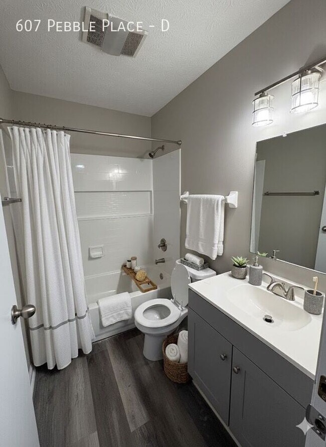 Building Photo - 607 Pebble Pl Dr