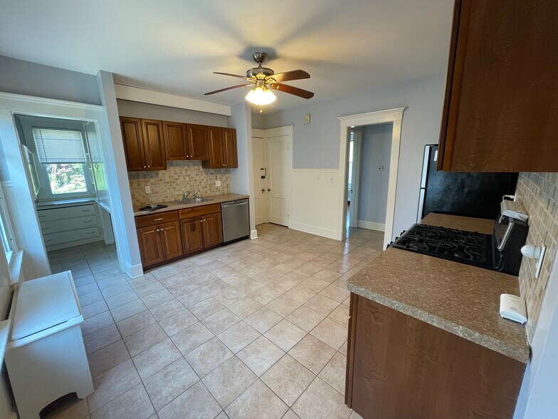 kitchen - 552 Townsend Ave
