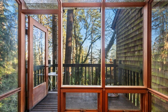 Building Photo - 2Bd/1.75Ba Mercer Island House