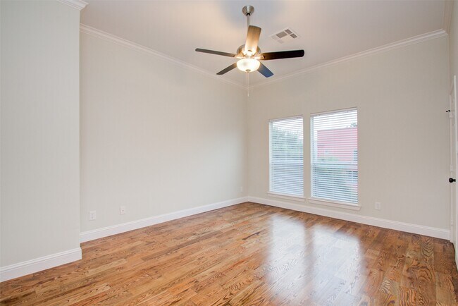 Building Photo - 1733 Tuam St