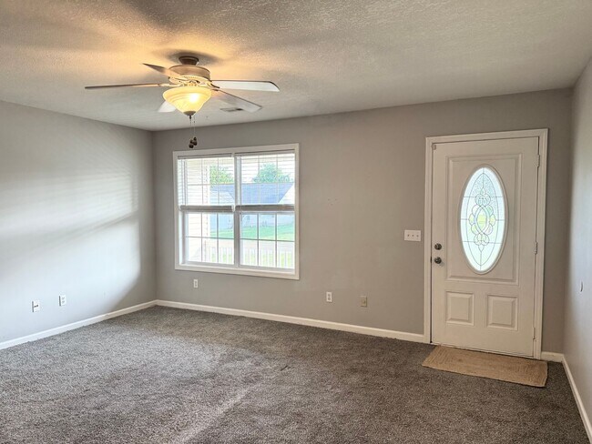 Building Photo - Just Listed