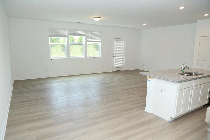 Building Photo - Room in Townhome on Thornton Dr