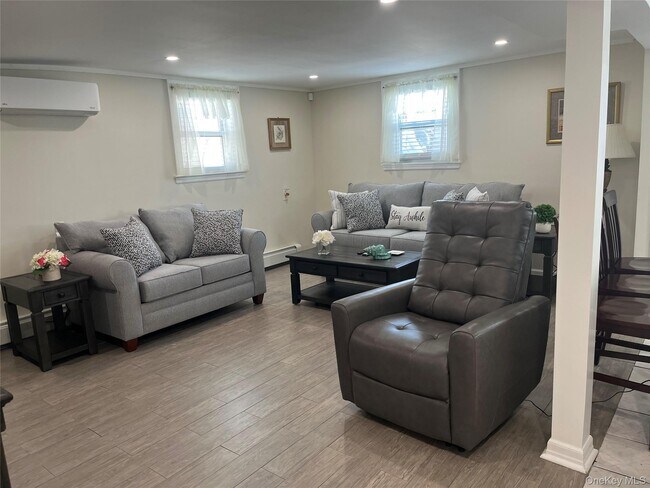 Building Photo - 321 W Walnut St