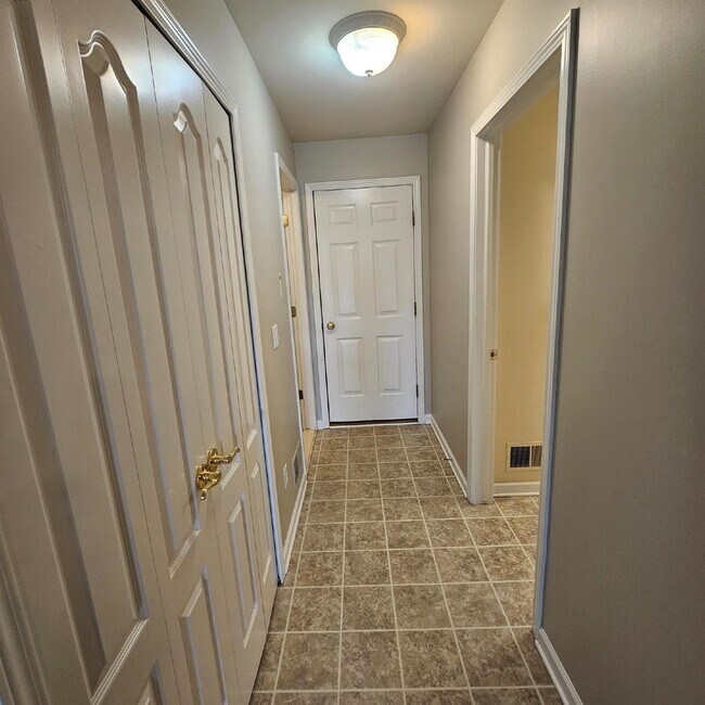 Building Photo - 3 Bedroom, 2.5 Bath Condo, Kitchen with St...