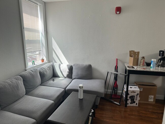 Building Photo - Nicely updated 2 bed in South Boston!  This is a STEAL at this price!
