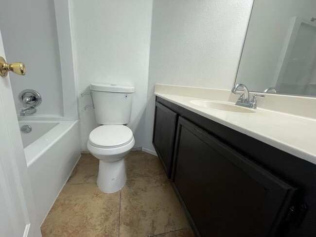 Building Photo - Beautiful 3 bed 2.5 bathroom home