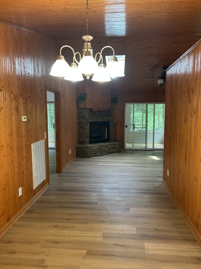 Building Photo - 466 Old Camptown Dr