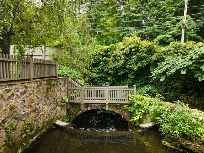 Building Photo - 369 Ethan Allen Hwy