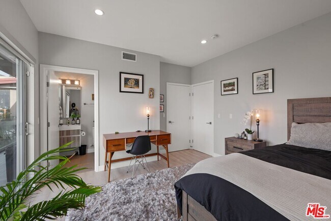 Building Photo - 7191 Pacific View Dr