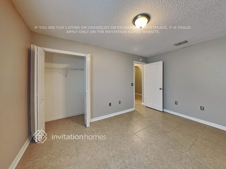 Building Photo - 1622 Hudderfield Cir W