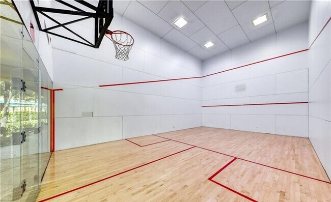 Building Photo - Great opportunity condo in a highly desirable central Las Vegas location