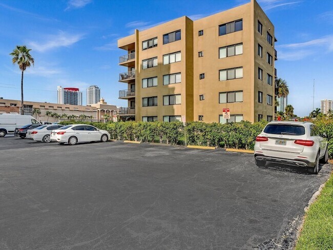 Building Photo - 401 Golden Isles Dr