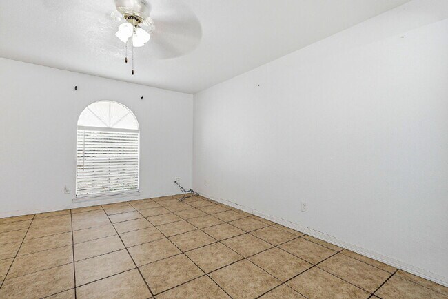 Building Photo - 3 bed 2 bath house with a studio