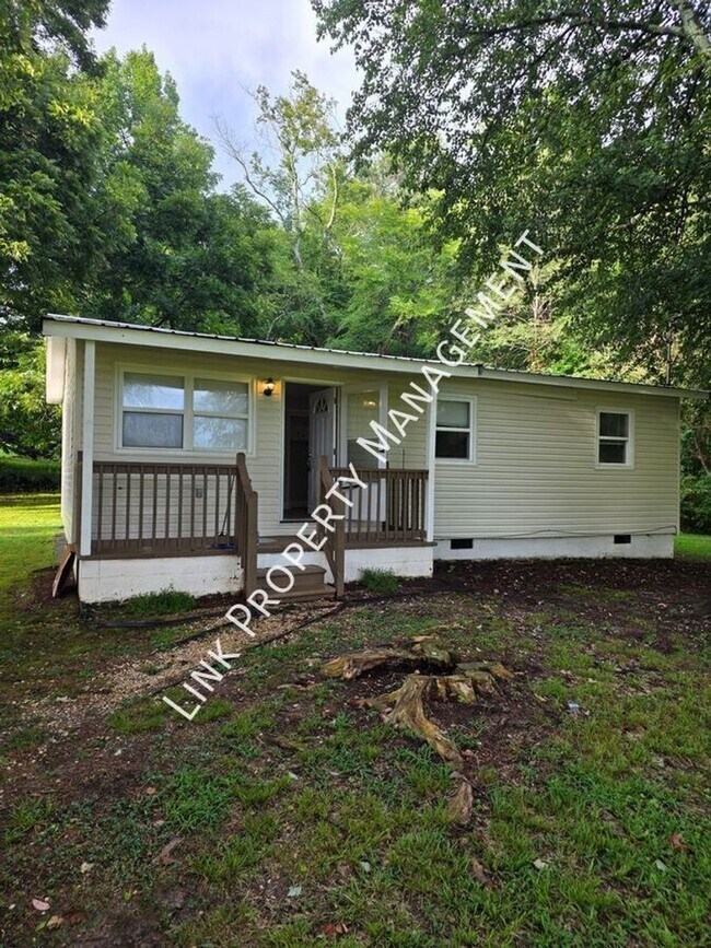 Building Photo - Don't Miss this 3BR/2BA Home with Large Detached Garage & Huge Backyard and Deck