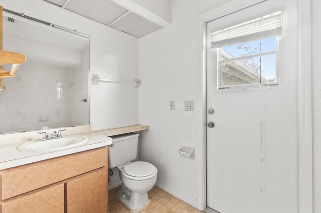 Building Photo - Annual ** 4 Bed / 3 Bath Single Family Hom...