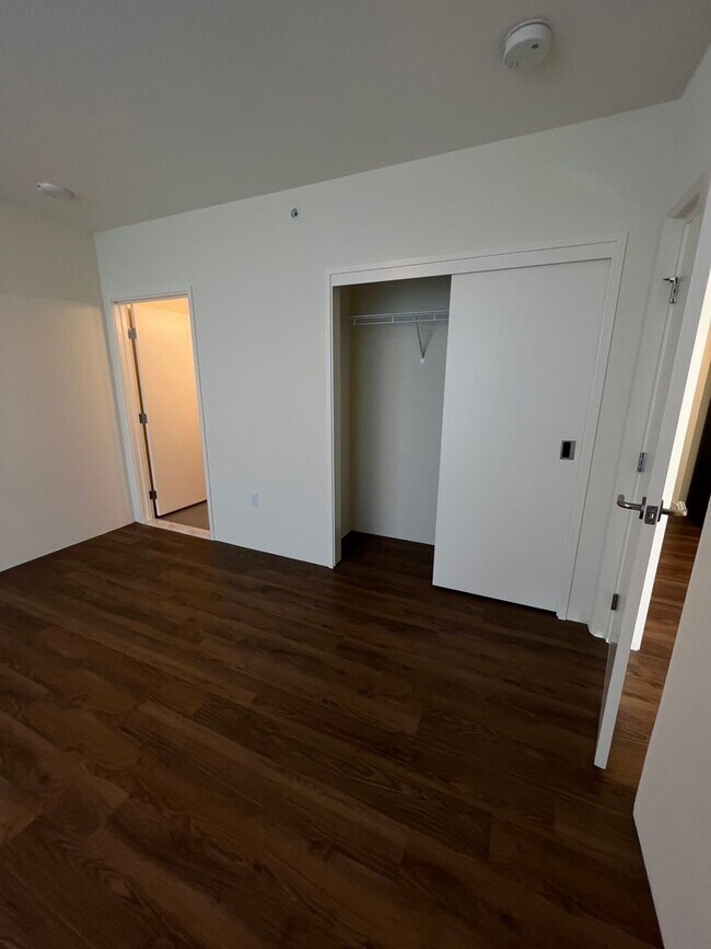 Building Photo - ** 2 BEDROOM 2 BATH** 2 covered PARKING, O...